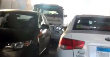 فيديو.. سائقو الأجرة يرفعون شعار "السير عكس الاتجاه" فى المريوطية