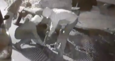 تداول فيديو لسرقة أغطية البالوعات بمدينة السلام وتعريض المارة للخطر