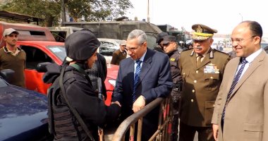 مدير أمن المنيا يتفقد الخدمات أمام الحرم الجامعى