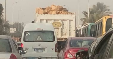 ضبط سائق نقل يسير بحمولة مائلة بالعاشر من رمضان