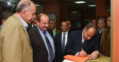 صور .. محافظ الإسكندرية يتفقد شركة الصرف الصحى وخدمة العملاء