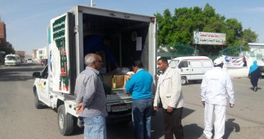  صور .. " علشان تبنيها " تنظم قوافل طبية وغذائية بالقصير وسفاجا 