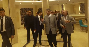 وزير قطاع الأعمال العام يتفقد أعمال تطوير فندق كليوباترا بميدان التحرير 