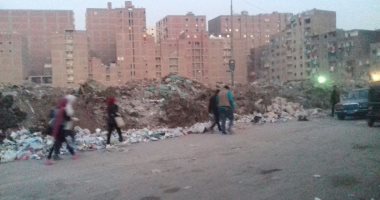 اضبط مخالفة.. تراكم القمامة أمام مجمع مدارس بمنطقة الطوابق بفيصل.. صور