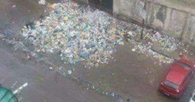 شكوى من تراكم القمامة بمدخل مدرسة الإسلام بشارع الإسناوى بالإسكندرية