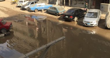 سكان شارع محطة المحولات فى إمبابة يشتكون من كسر ماسورة المياه