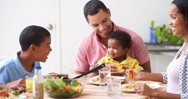 دراسة: الأطفال الذين يتناولون وجباتهم مع أسرهم أكثر صحة من غيرهم