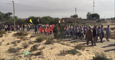 فيديو وصور.. شباب وشيوخ من أهالى سيناء يشاركون فى مسيرة تأبين لشهداء الروضة
