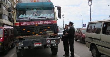 صور.. حملة مكبرة لإزالة الإشغالات وضبط المخالفات المرورية فى الإسكندرية 