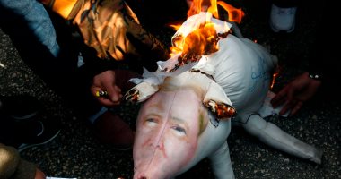 صور.. فلسطينيون يشعلون النار فى دمية لـ"ترامب" على هيئة خنزير