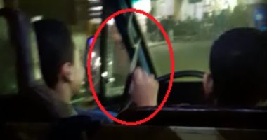 فيديو..طفل يقود ميكروباص حاملا فى يده "مطواة" بشارع السودان بالجيزة