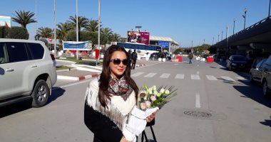 صور.. استقبال سلاف فواخرجى فى مطار قرطاج بتونس بالزهور