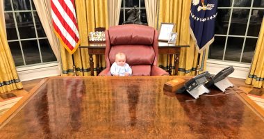 شاهد.. حفيد ترامب يجلس على مقعد جده فى البيت الأبيض