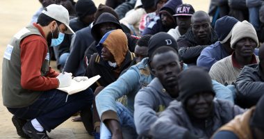 صور.. خفر السواحل الليبى ينقذ 250 مهاجرا لدى محاولتهم الوصول لإيطاليا 