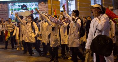 صور.. موظفو الرعاية الصحية فى بوليفيا يتظاهرون ضد سياسة الحكومة