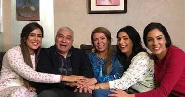لوسى وريم هلال مع المخرج محمد النقلى فى كواليس مسلسل "البيت الكبير"