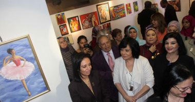 رئيسة "القومى للمرأة" والفنانة إسعاد يونس يتفقدان معرض للفنون التشكيلية