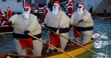 صور.. قوارب "سانتا كلوز" تجوب إيطاليا احتفالا بالكريسماس 