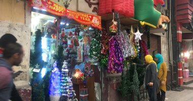 صور.. مسلمون ومسيحيون يقبلون علي شراء هدايا الكريسماس في أسيوط