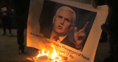 صور.. محتجون فلسطينيون يحرقون صور نائب الرئيس الأمريكى فى بيت لحم