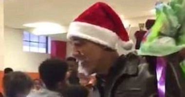 فيديو.. أوباما يتقمص شخصية سانتا كلوز ويهادى الأطفال بمناسبة الكريسماس