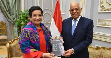أنيسة حسونة تهدى رئيس البرلمان نسخة من كتابها "بدون سابق إنذار"