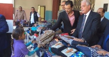 صور .. توزيع 320 حقيبة على طلاب مدرسة الرويسات بجنوب سيناء