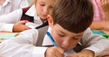 7 أسئلة هتعرفك يوم ابنك عدى إزاى فى المدرسة.. من غير ما تسأليه الواجب إيه