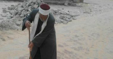 صور.. أئمة دمياط يقودون حملة نظافة المساجد بالزى الأزهرى