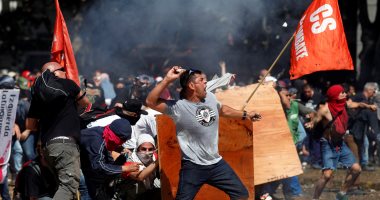 صور..اشتباكات بمحيط برلمان الأرجنتين احتجاجا على قانون المعاشات التقاعدية