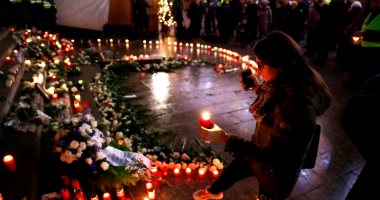 صور.. وقفة بالشموع والورود فى الذكرى الأولى لضحايا حادث الدهس فى برلين
