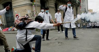 صور.. اشتباكات بين موظفو الرعاية الصحية والشرطة فى بوليفيا ضد سياسة الحكومة