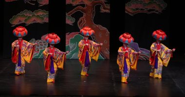 صور.. فرقة أوكيناوا اليابانية تقدم أجمل الرقصات المبهرة بدار الأوبرا