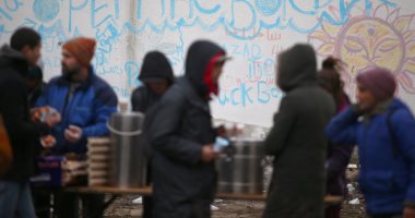 صور.. مهاجرون فى صربيا يتحدون الطقس البارد لعبور الحدود إلى الاتحاد الأوروبى