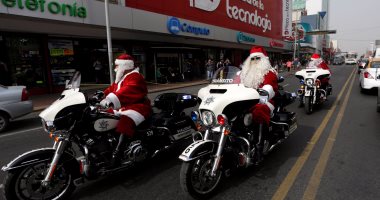 صور.. شرطة المكسيك تحتفل بالعام الجديد بارتداء ملابس بابا نويل