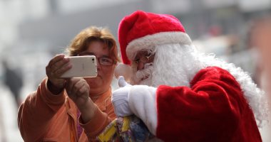 شرطة المكسيك تحتفل بالعام الجديد بارتداء ملابس بابا نويل وتوزيع الحلوى