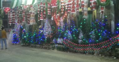 فيديو وصور.. المتزوجون يفضلون الأشجار والمخطوبون يشترون بابا نويل فى الكريسماس ببنى سويف