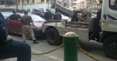 صور.. قوات الأمن تشتبه فى سيارة بميدان طلعت حرب