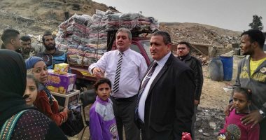 نائب محافظ القاهرة يوزع 500 بطانية على فقراء منشأة ناصر.. صور
