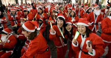 صور.. مسيرة بزى سانتا كلوز احتفالا بالكريسماس فى اليابان