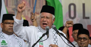 صور.. رئيس وزراء ماليزيا يقود مسيرة تضامناً مع فلسطين