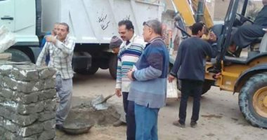 رئيس مدينة سمسطا ببنى سويف يتابع تمهيد الطرق ونظافة الشوارع