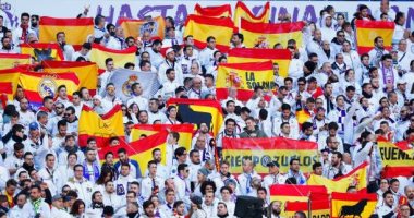 جماهير ريال مدريد ترفع علم إسبانيا فى وجه الداعمين لانفصال كتالونيا