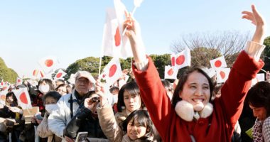 مواطنو اليابان يحتفلون بعيد ميلاد الإمبراطور أكيهيتو الـ 84