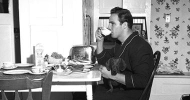 شاهد.. مارلون براندو بالـ"روب" فى صورة نادرة التقطت عام 1949