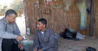 فيديو.. " غنيم" شاب سيناوى قهر إعاقته بإحتراف مهنة صناعة شباك الصيد .. صور
