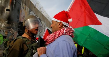 صور.. مواجهات بين فلسطينيين بزى"سانتا كلوز" وقوات الاحتلال فى بيت لحم