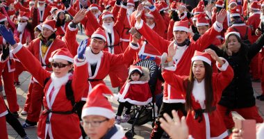 صور.. احتفالات بزى "سانتا كلوز" مع اقتراب الكريسماس فى الصين واليابان