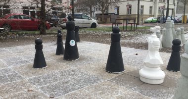 صور.. سلى نفسك لو زهقان.. قطع الشطرنج تنتشر على جانبى شوارع أولم الألمانية