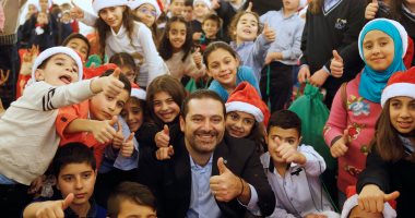 صور.. رئيس وزراء لبنان يحتفل بالكريسماس مع الأيتام ويوزع عليهم الهدايا 